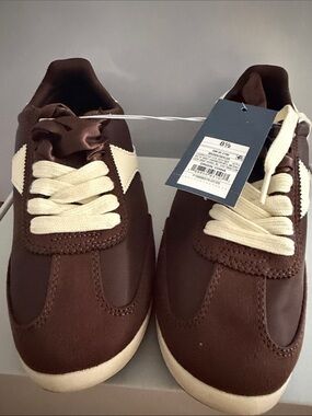 NWT Universal Thread Brown Sneakers with Cream Accents. Size 8.5.